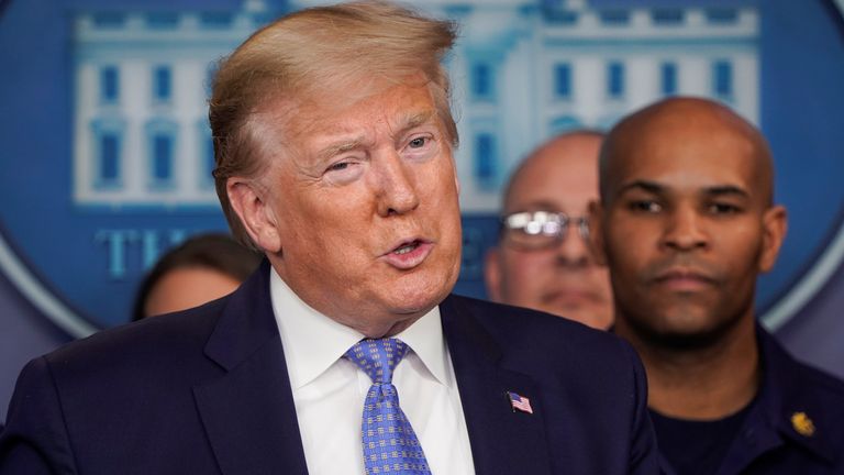 Le président Donald Trump exhorte le public à cesser de thésauriser l'épicerie, en disant aux Américains de 