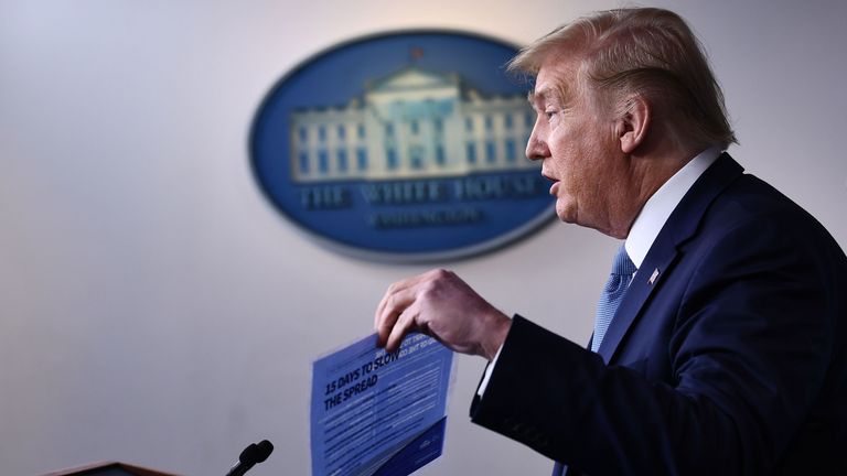 Donald Trump dit que les États-Unis ont 15 jours pour ralentir la propagation du coronavirus 
