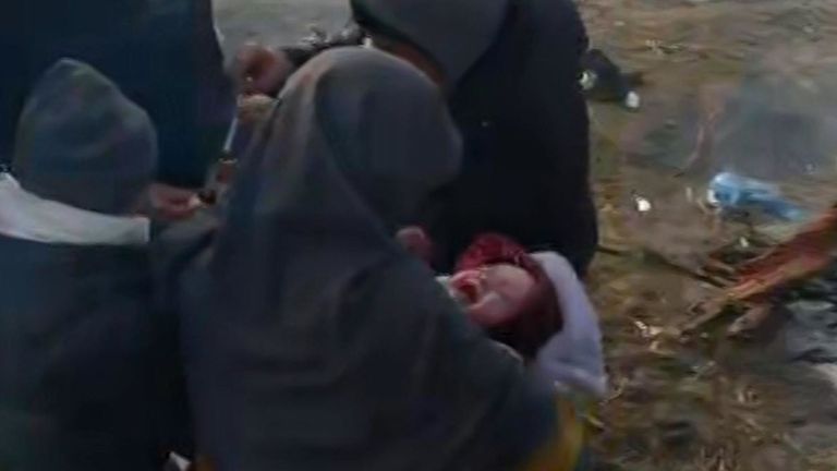 Famille de migrants afghans à la frontière turque.