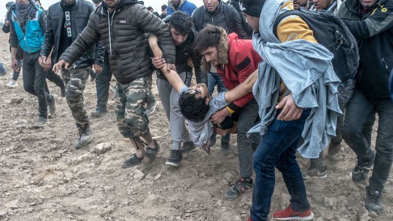 Des migrants emportent une victime d'une fusillade - des personnes tuées par balle sont décédées plus tard
