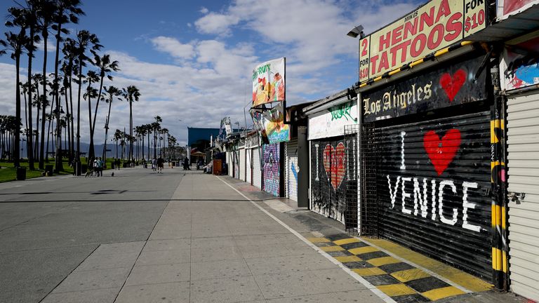 De nombreux magasins sont fermés sur la promenade de Venice Beach à Venise, Californie
