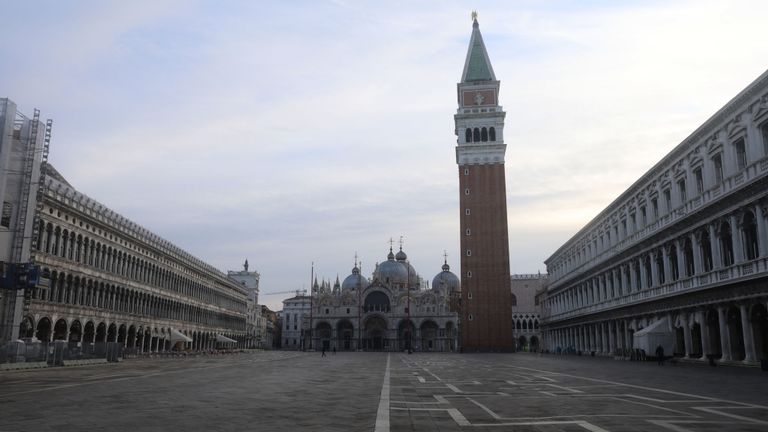 Venise, Italie - 9 mars: une place San Marco complètement vide est vue le 9 mars 2020 à Venise, Italie. Le Premier ministre Giuseppe Conte a annoncé une 