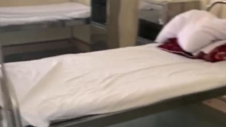 Un couple britannique en vacances de rêve au Vietnam a été mis en quarantaine dans un cadre `` honteux '' hôpital sur les craintes de coronavirus