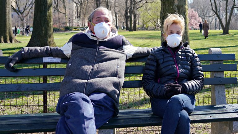 Un homme et une femme portent des masques de protection à Central Park alors que le coronavirus continue de se propager aux États-Unis le 26 mars 2020 à New York