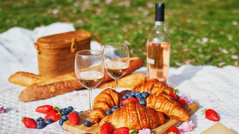 En France, le vin, la pâtisserie et le fromage sont des incontournables