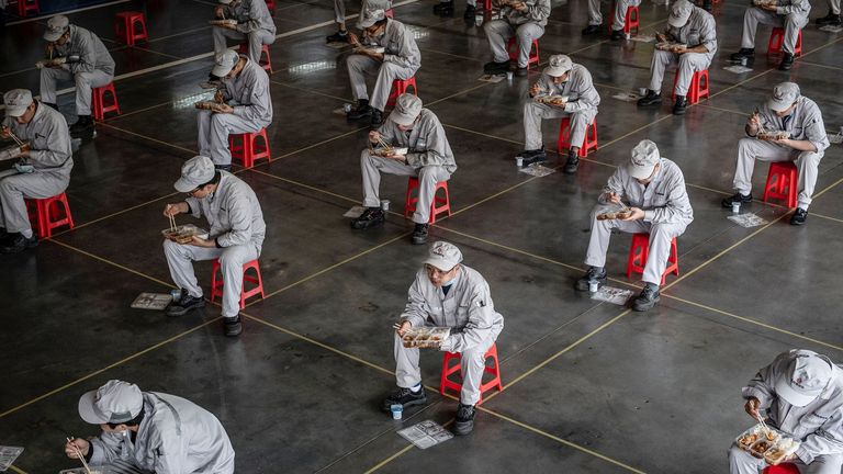 Les employés de l'usine automobile de Dongfeng Honda à Wuhan étaient de retour au travail lundi mais ont tout de même déjeuné