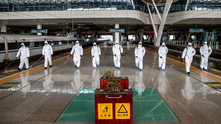 La gare de Wuhan est désinfectée mardi alors que les autorités ont annoncé la réouverture de la ville le 8 avril