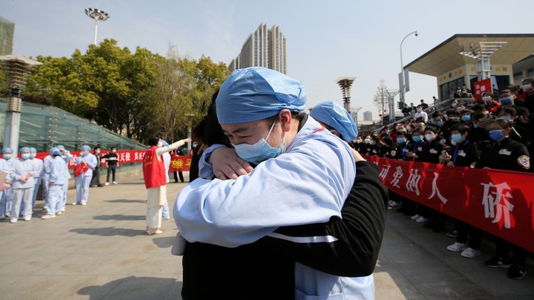 Un médecin de Wuhan embrasse un médecin du Jiangsu alors qu'il part après avoir aidé dans les hôpitaux de la ville