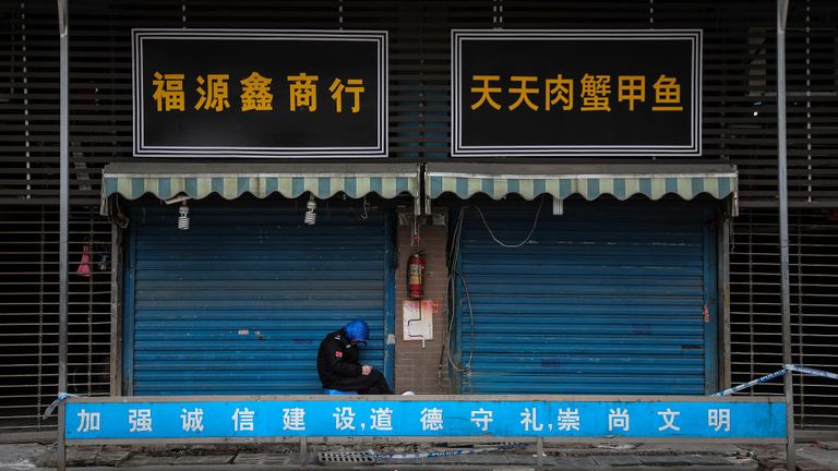 WUHAN, CHINE - 17 JANVIER: (CHINE OUT) Un gardien de sécurité se trouve à l'extérieur du marché de gros fermé de Huanan Seafood, qui a été lié à des cas de coronavirus, le 17 janvier 2020 à Wuhan, province du Hubei, Chine.  Les autorités locales ont confirmé qu'une deuxième personne dans la ville était décédée d'un virus de type pneumonie depuis le début de l'épidémie en décembre.  (Photo par Getty Images)

