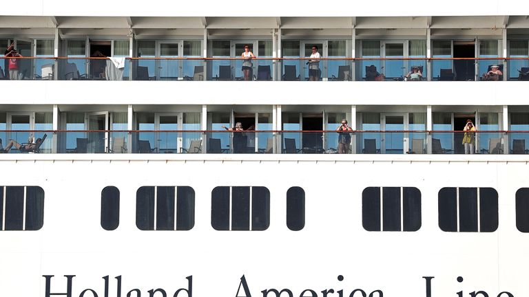 Les passagers sont confinés dans leurs cabines depuis dimanche