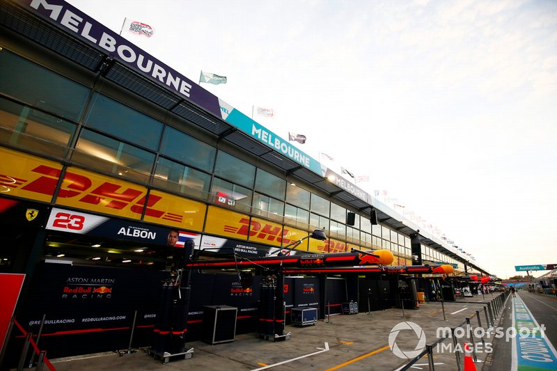 Le garage Red Bull Racing dans la voie des stands