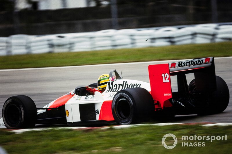 Ayrton Senna, McLaren MP4-4 Honda, rejoint la course en voiture de secours