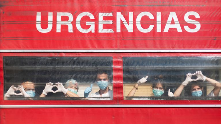 Un groupe d'agents de santé espagnols envoie un message d'espoir positif
