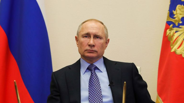 TOPSHOT - Le président russe Vladimir Poutine assiste à une réunion avec des responsables régionaux par liaison téléphonique dans sa résidence à l'extérieur de Moscou le 30 mars 2020, au milieu des inquiétudes concernant la propagation du coronavirus COVID-19. - Le président russe Vladimir Poutine a exhorté les habitants de Moscou à respecter le verrouillage, affirmant qu'il s'agissait d'une mesure nécessaire pour ralentir la propagation du coronavirus. (Photo de Mikhail Klimentyev / SPUTNIK / AFP) (Photo de MIKHAIL KLIMENTYEV / SPUTNIK / AFP via Getty Images)
