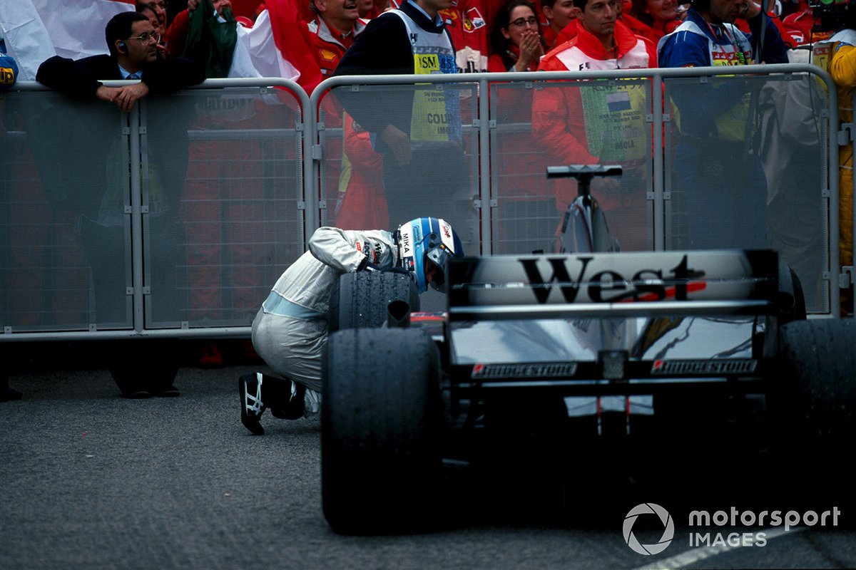 Mika Hakkinen, Mclaren MP4-15, cherche des dommages à sa voiture