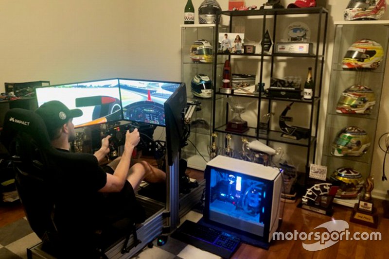 Sage Karam a remporté une victoire et deux pole positions dans les premiers tours du défi iRacing d'IndyCar.