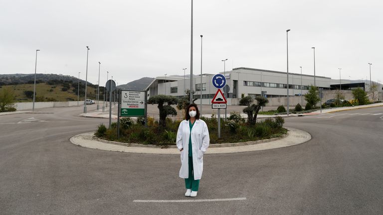 Maria Jose Garcia, infirmière en soins intensifs, pose devant son lieu de travail, un hôpital, au milieu du coronavirus ...