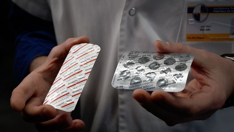 Le personnel médical présente le 26 février 2020 à l'Institut des infections de l'IHU Méditerranée à Marseille, des paquets d'une Nivaquine, des comprimés contenant de la chloroquine et du Plaqueril, des comprimés contenant de l'hydroxychloroquine, des médicaments qui ont montré des signes d'efficacité contre le coronavirus. - L'Institut des infections méditerranéennes de Marseille basé à l'hôpital de La Timone est à la pointe de la prévention contre les coronavirus en France. (Photo par GERARD JULIEN / AFP) (Photo par GERARD JULIEN / AFP via Getty Images)