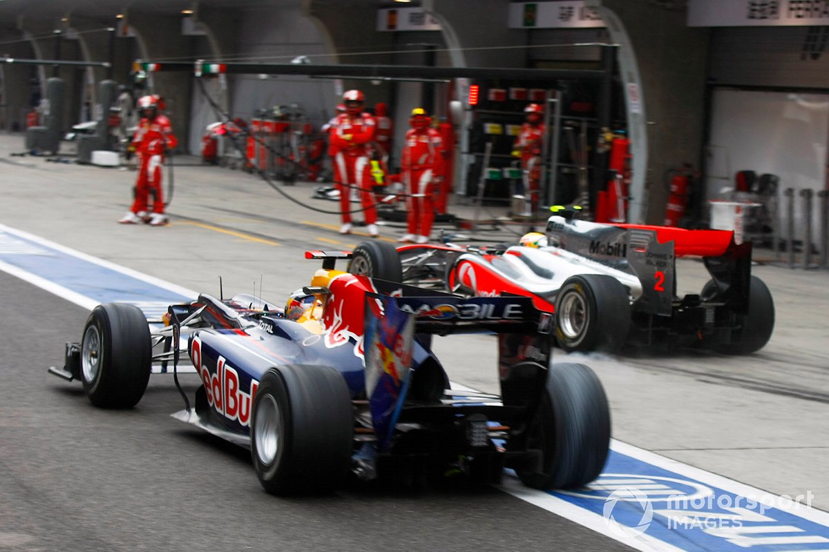 Sebastian Vettel, Red Bull Racing RB6, Lewis Hamilton, McLaren MP4-25 Mercedes pendant l'arrêt au stand
