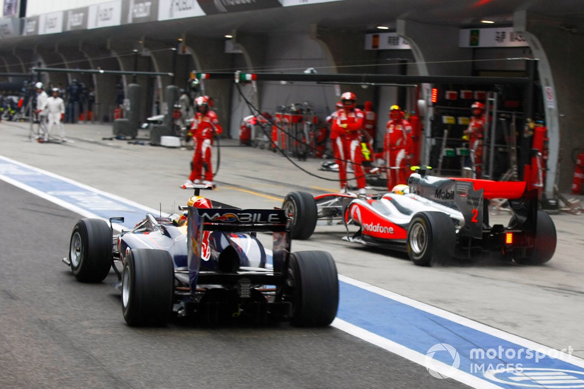 Sebastian Vettel, Red Bull Racing RB6, Lewis Hamilton, McLaren MP4-25 Mercedes pendant l'arrêt au stand