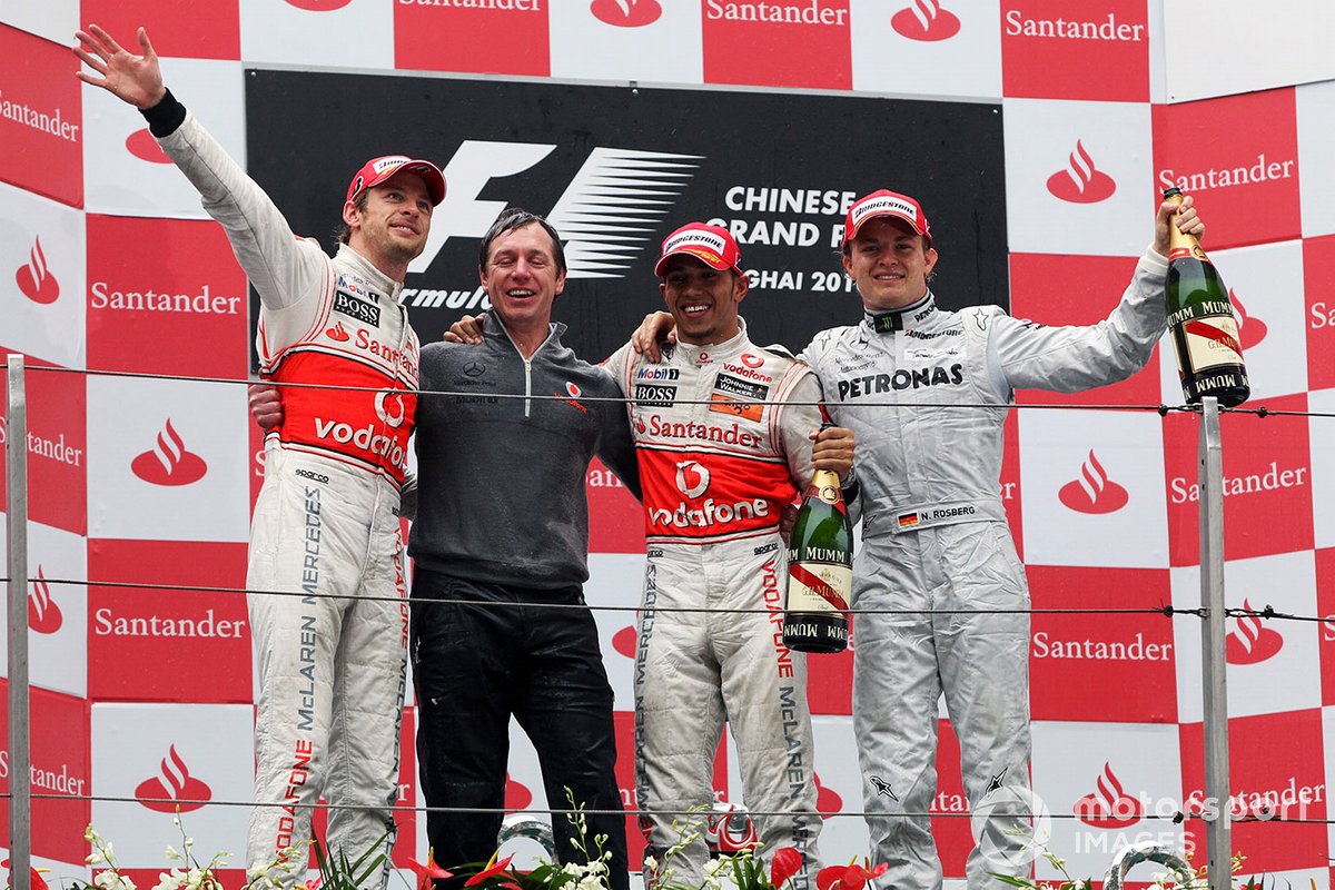 Podium: vainqueur de la course Jenson Button, McLaren, Tim Goss, ingénieur en chef McLaren, deuxième place Lewis Hamilton, McLaren, troisième place Nico Rosberg, Mercedes GP