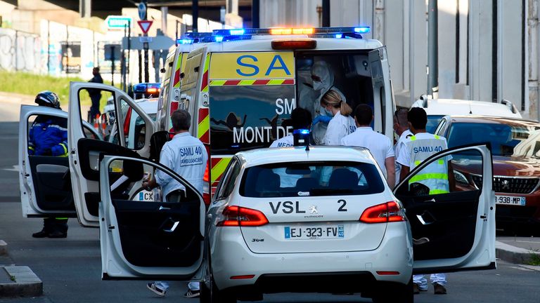 Le personnel médical transporte un patient infecté par le nouveau coronavirus (Covid-19) dans un véhicule d'urgence à la gare Saint-Jean de Bordeaux,
