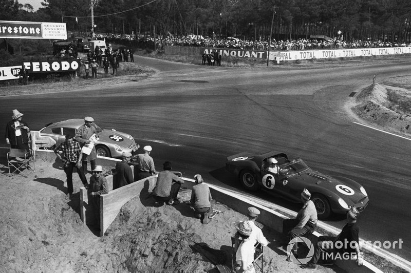 La Ferrari 330 TRI / LM de 4 litres aux formes étranges gagnerait la troisième victoire au Mans pour le combo Hill / Gendebien en 1962. Ici, elle mène une petite Porsche 695. 