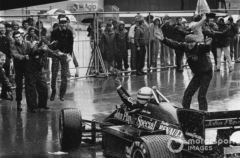 Ayrton Senna, Lotus 97T-Renault célèbre sa 1ère position avec le Team Manager Peter Warr dans le parc fermé, portrait