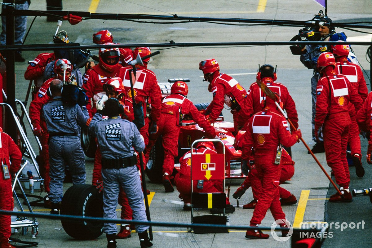 Rubens Barrichello, Ferrari F1-2000, est retourné au garage et s'est retiré de la course