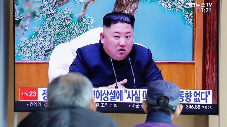 Des Sud-coréens regardent une télévision diffusant un reportage sur le dirigeant nord-coréen Kim Jong Un à Séoul, Corée du Sud, le 21 avril 2020. REUTERS / Heo Ran