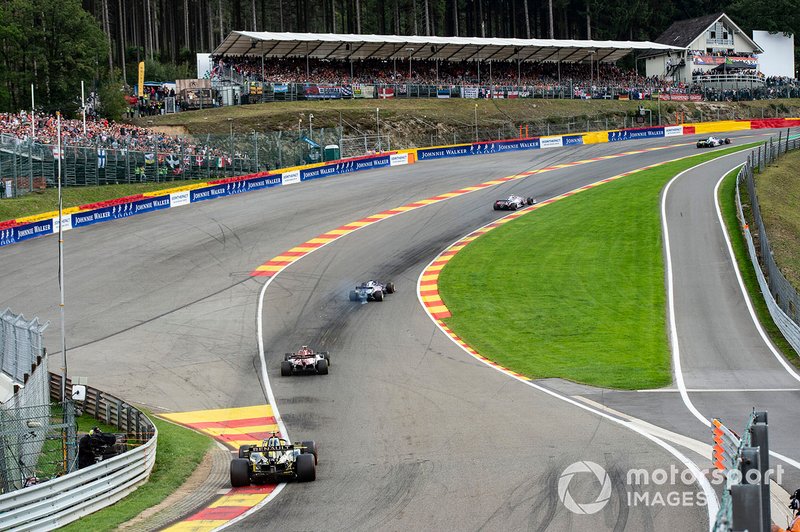 Lance Stroll, Racing Point RP19, mène Daniil Kvyat, Toro Rosso STR14, Antonio Giovinazzi, Alfa Romeo Racing C38 et Nico Hulkenberg, Renault F1 Team R.S. 19
