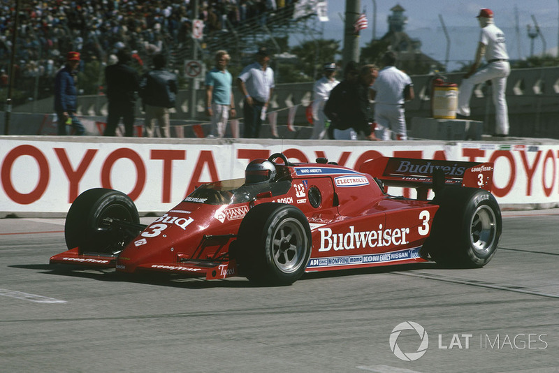 Mario Andretti gagnerait quatre GP de Long Beach, y compris ici en 1984, la première fois qu'il présentait des voitures Indy plutôt que de la F1. 