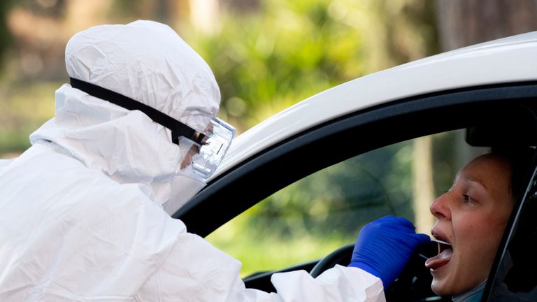 Une femme au volant de sa voiture subit un test d'écouvillonnage pour le dépistage du coronavirus à l'hôpital Santa Maria della Pieta de Rome le 3 avril 2020 lors de la fermeture du pays visant à freiner la propagation de l'infection au COVID-19, causée par le coronavirus nouveau. (Photo de Tiziana FABI / AFP) (Photo de TIZIANA FABI / AFP via Getty Images)