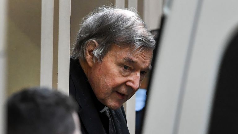 Le cardinal australien George Pell (C) est escorté menotté de la Cour suprême de Victoria à Melbourne le 21 août 2019. - Le cardinal catholique disgracié George Pell a été renvoyé en prison après qu'un tribunal australien a rejeté son appel historique contre les condamnations pour abus sexuels sur des enfants . (Photo de William WEST / AFP) (Le crédit photo doit se lire WILLIAM WEST / AFP via Getty Images)
