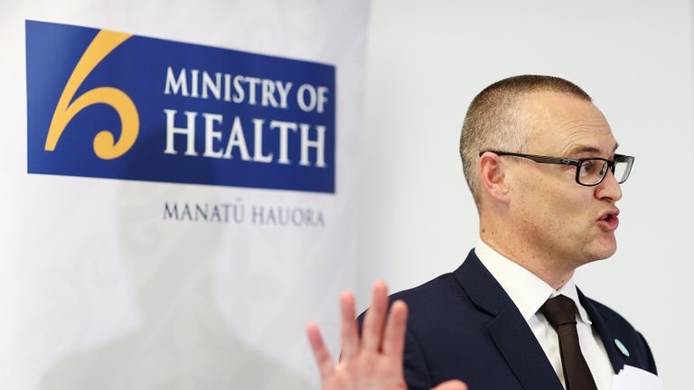 AUCKLAND, NOUVELLE-ZÉLANDE - 27 juillet: Le ministre de la Santé, le Dr David Clark, s'adresse aux médias le 27 juillet 2018 à Auckland, Nouvelle-Zélande. Le ministre de la Santé, le Dr David Clark, a annoncé un accord conjoint entre les conseils de santé de district, l'organisation des infirmières et le ministère de la Santé pour garantir des niveaux de personnel sûrs dans les hôpitaux publics. (Photo par Hannah Peters / Getty Images)