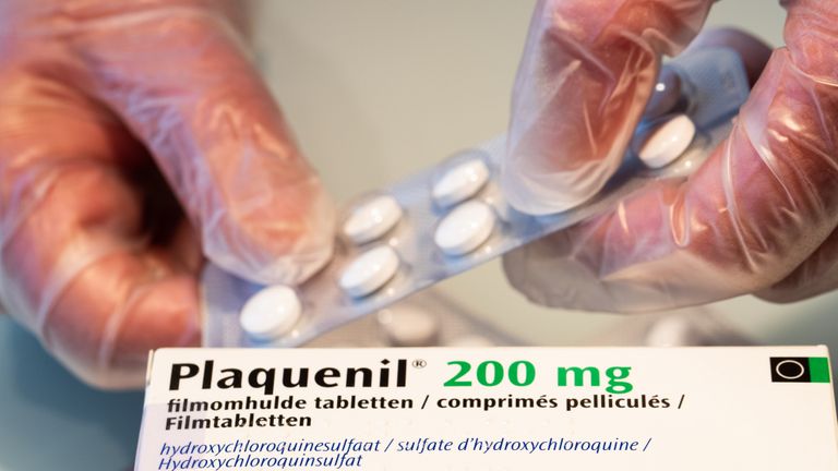 L'illustration montre des comprimés de Plaquenil dans une pharmacie, lundi 06 avril 2020. La Belgique entre dans sa quatrième semaine de confinement dans la crise actuelle du virus corona. Il y a beaucoup de débats autour de l'utilisation de la chloroquine pour traiter Covid-19.BELGA PHOTO BENOIT DOPPAGNE (Photo par BENOIT DOPPAGNE / BELGA MAG / AFP via Getty Images)