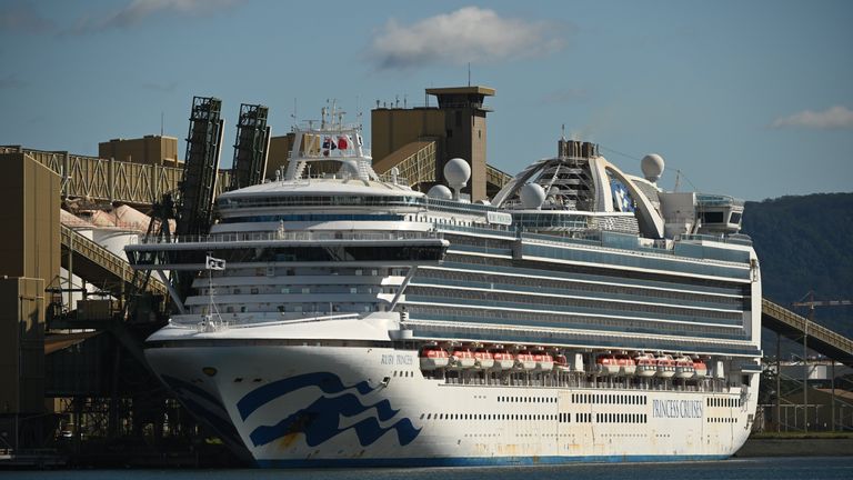 Le paquebot de croisière Ruby Princess se trouve dans le port de Port Kembla, à 80 km au sud de Sydney après être venu faire le plein et faire le plein le 6 avril 2020. (Photo de PETER PARKS / AFP) (Photo de PETER PARKS / AFP via Getty Images)