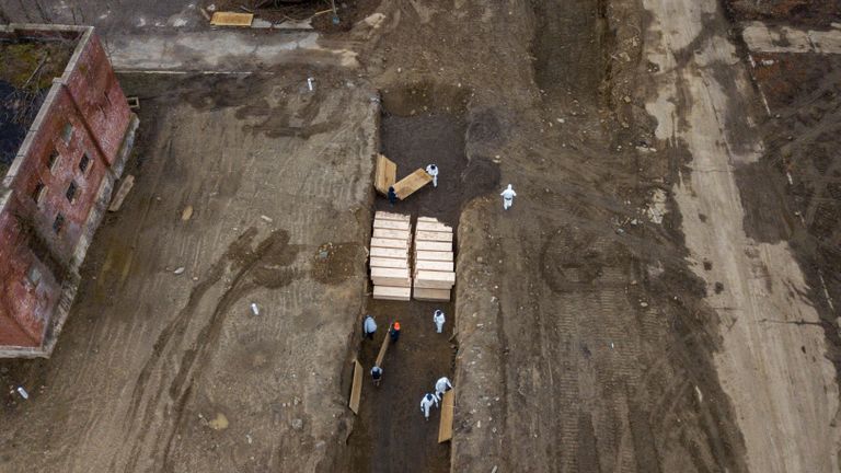 Des photos de drones montrent des corps enterrés sur l'île Hart de New York où le département des services correctionnels s'occupe de plus d'inhumations dans l'ensemble, au milieu de l'épidémie de maladie à coronavirus (COVID-19) à New York, États-Unis, le 9 avril 2020. REUTERS / Lucas Jackson