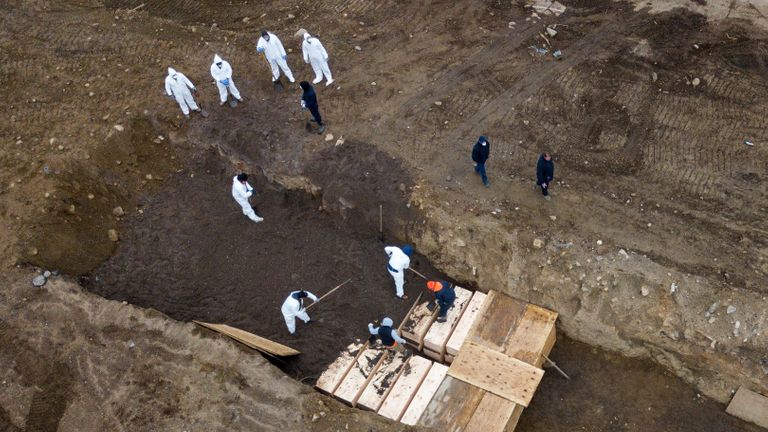Des photos de drones montrent des corps enterrés sur l'île Hart de New York, où le service correctionnel s'occupe de plus d'inhumations dans l'ensemble, au milieu de l'épidémie de maladie à coronavirus (COVID-19) à New York, États-Unis, le 9 avril 2020. REUTERS / Lucas Jackson