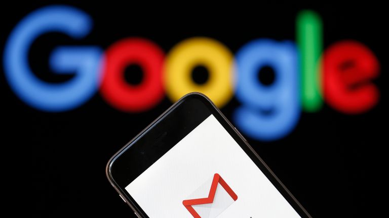 PARIS, FRANCE - 04 JUILLET: Dans cette illustration photo, le logo de la page d'accueil de l'application Gmail est vu sur l'écran d'un iPhone devant un écran d'ordinateur montrant un logo Google le 04 juillet 2018 à Paris, France. Selon le Wall Street Journal, des dizaines d'entreprises partenaires de Google ont accès aux e-mails de 1,5 milliard d'utilisateurs de Gmail. Gmail est un service de messagerie gratuit proposé par Google. (Illustration photo par Chesnot / Getty Images)