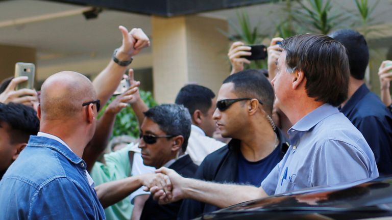 Le président brésilien Jair Bolsonaro salue ses partisans dans un quartier du Sud-Est, au milieu de l'épidémie de maladie à coronavirus (COVID-19), à Brasilia, Brésil, le 10 avril 2020. REUTERS / Adriano Machado