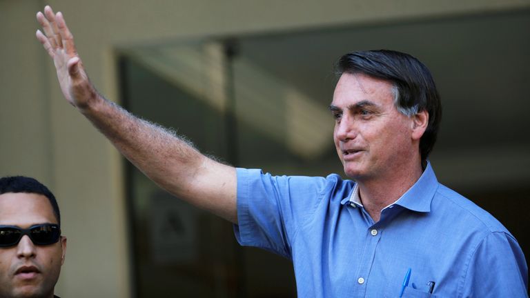 Le président du Brésil, Jair Bolsonaro, est aperçu dans un quartier du Sudoeste, au milieu de l'épidémie de maladie à coronavirus (COVID-19), à Brasilia, Brésil, le 10 avril 2020. REUTERS / Adriano Machado