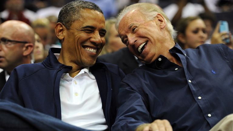 WASHINGTON, DC - 16 JUILLET: Le président américain Barack Obama et le vice-président Joe Biden partagent un rire alors que l'équipe nationale senior masculine des États-Unis et le Brésil jouent lors d'un match de basket-ball pré-olympique au Verizon Center le 16 juillet 2012 à Washington, DC . (Photo de Patrick Smith / Getty Images)