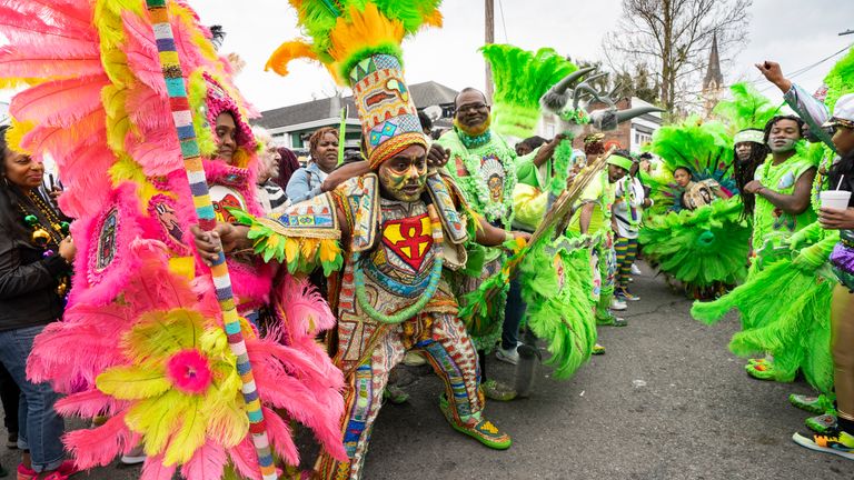 Nouvelle-Orléans, Louisiane - 25 février: les Golden Eagles Mardi Gras Indians se préparent à rencontrer une autre tribu le 25 février 2020 à la Nouvelle-Orléans, en Louisiane. (Photo par Erika Goldring / Getty Images)