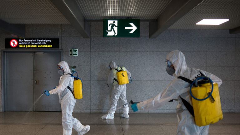 Des membres de l'Unité des urgences militaires (UME) effectuent une désinfection générale à l'aéroport de Malaga le 16 mars 2020. - L'Espagne a enregistré près de 1 000 nouvelles infections à COVID-19 au cours des dernières 24 heures, portant le nombre total de cas à 8 744. Afin de maîtriser le virus, l'Espagne a déclaré un état d'alerte, fermant tous les services sauf essentiels et ordonnant à sa population de 46 millions de personnes de rester chez elle. Les gens ne sont autorisés à sortir que pour acheter de la nourriture ou des médicaments, pour aller travailler ou pour se faire soigner. (Photo par JORGE GUERRERO / AFP) (Photo par JORGE GUERRERO / AFP via Getty Images)