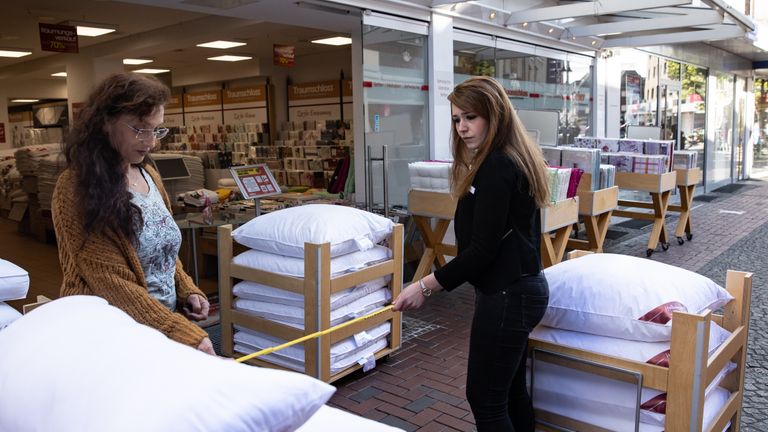 DINSLAKEN, ALLEMAGNE - 20 avril: les vendeuses préparent leur boutique le premier jour de l'assouplissement de certaines restrictions lors de la crise des coronavirus le 20 avril 2020 à Dinslaken, en Allemagne. Dans toute l'Allemagne aujourd'hui, de nombreux États, mais pas tous, prennent des mesures pour lever les restrictions qui ont eu un impact économique et social profond, notamment la réouverture de magasins de plus petite taille, permettant aux élèves du secondaire de passer des examens et de redémarrer les chaînes de production dans certaines usines. Le nombre d'infections à Covid-19 continue d'augmenter, mais à un rythme plus lent que les semaines précédentes, ce qui donne aux gouvernements fédéral et des États l'espoir que le moment est venu de commencer à lever les restrictions. (Photo de Lars Baron / Getty Images)