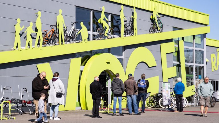 DINSLAKEN, ALLEMAGNE - 20 avril: les clients attendent devant un magasin de vélos le premier jour de l'assouplissement de certaines restrictions lors de la crise des coronavirus le 20 avril 2020 à Dinslaken, en Allemagne. Dans toute l'Allemagne aujourd'hui, de nombreux États, mais pas tous, prennent des mesures pour lever les restrictions qui ont eu un impact économique et social profond, notamment la réouverture de magasins de plus petite taille, permettant aux élèves du secondaire de passer des examens et de redémarrer les chaînes de production dans certaines usines. Le nombre d'infections Covid-19 continue d'augmenter, mais à un rythme plus lent que les semaines précédentes, ce qui donne aux gouvernements fédéral et des États l'espoir que le moment est venu de commencer à lever les restrictions. (Photo de Lars Baron / Getty Images)