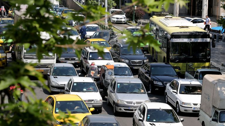 Des voitures envahissent une rue de la capitale iranienne, Téhéran, le 18 avril 2020, après que les autorités ont assoupli les mesures de verrouillage en raison de la pandémie de COVID-19. - L'Iran a permis à certaines entreprises fermées de Téhéran de rouvrir le 18 avril, malgré l'épidémie de coronavirus la plus meurtrière du Moyen-Orient, car beaucoup étaient confrontés à un choix amer entre le risque d'infection et la ruine économique. (Photo par ATTA KENARE / AFP) (Photo par ATTA KENARE / AFP via Getty Images)