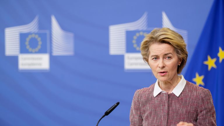 BRUXELLES, BELGIQUE - 19 FÉVRIER 2020: La présidente de la Commission européenne, Ursula Von der Leyen, donne une conférence de presse sur une nouvelle stratégie sur l'avenir numérique d'Europes à la Commission européenne le 19 février 2020 à Bruxelles, en Belgique. (Photo par Thierry Monasse / Getty Images)