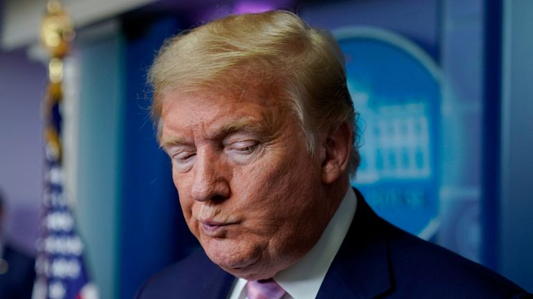 Le président américain Donald Trump réagit à une question lors du briefing quotidien du groupe de travail sur les coronavirus à la Maison Blanche à Washington, États-Unis, le 4 avril 2020. REUTERS / Joshua Roberts IMAGES TPX DU JOUR